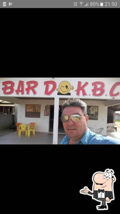 Sente em uma das mesas no Bar do cabeça