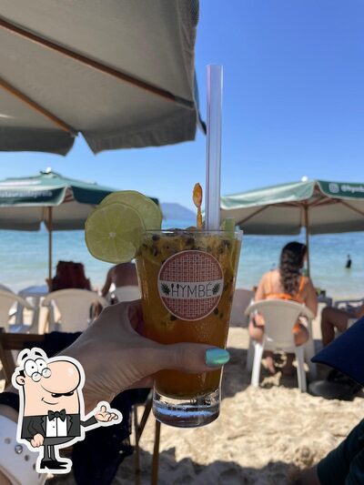 Sente em uma das mesas no Hymbé Restaurante Praia