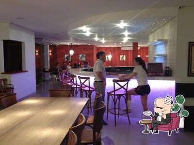 Sente em uma das mesas no Assador Restaurante