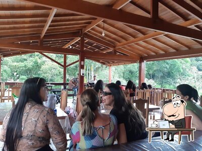 Sente em uma das mesas no RANCHO 3 LAGOS