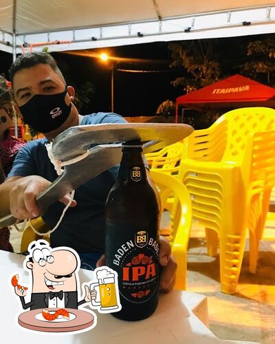 Desfute uma tulipa de cerveja leve ou escura