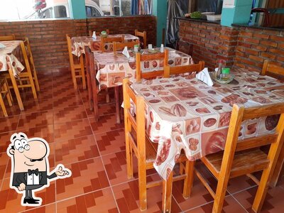 Sente em uma das mesas no Restaurante e Pizzaria Gonçalves