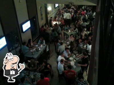 Sente em uma das mesas no Confraria Gamboa