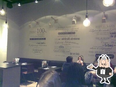 Installez-vous à l'une des tables de Elys