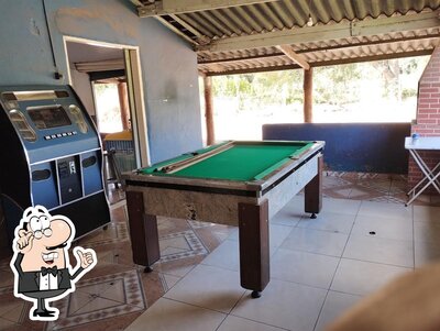 Sente em uma das mesas no Bar do bilica