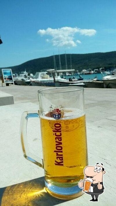 Puoi prenderti un rinfrescante bicchiere di birra chiara o scura