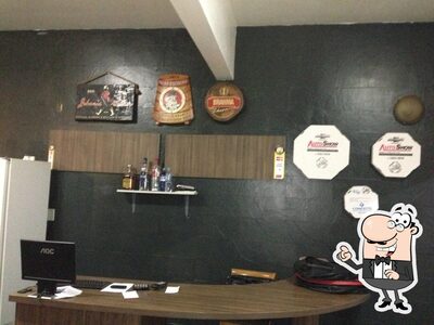 Sente em uma das mesas no Estação da Pizza