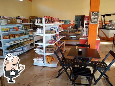 Sente em uma das mesas no Lanchonete luiseana