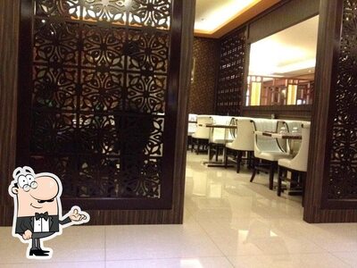 Siediti a un tavolo di Manya