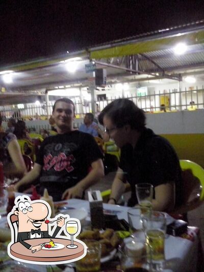 Platos en Hangar Bar