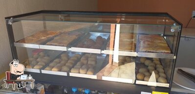 Sente em uma das mesas no Salgados da Glaucia