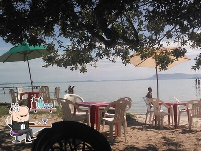Sente em uma das mesas no Quiosque do Paulinho - Arraial do Cabo