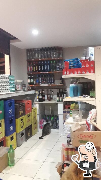 Sente em uma das mesas no Bar Do Thiago