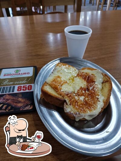 Refeições de carne são oferecidos no Posto Dinossauro Sul