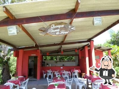 Sente em uma das mesas no Quiosque Recanto Do Farol