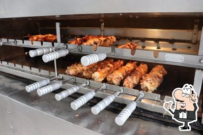 Sente em uma das mesas no Restaurante Fitazul