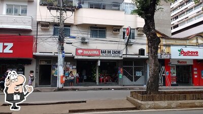 Sente em uma das mesas no Bar do Zache