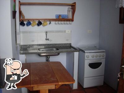 Sente em uma das mesas no Abaré Pousada