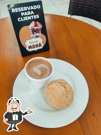 Sente em uma das mesas no Quiosque Maná