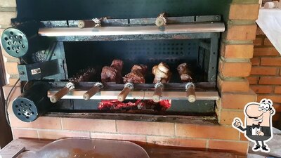 Sente em uma das mesas no Pesque e Pague Nossa Casa