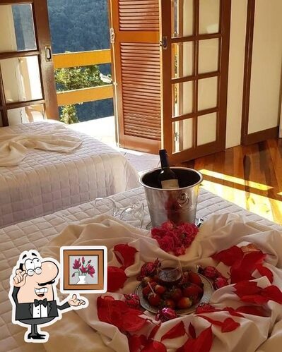 Sente em uma das mesas no Pousada Bugio da Serra