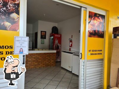 Sente em uma das mesas no Assadão Penha