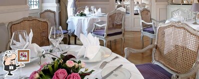 Installez-vous à l'une des tables de Le Relais