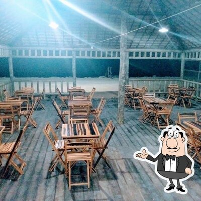 Sente em uma das mesas no Barraca Sombra e Mar - No caminho do Preá e Jericoacoara