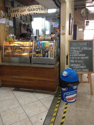 O Café das Garotas apresenta um menu de quadro negro