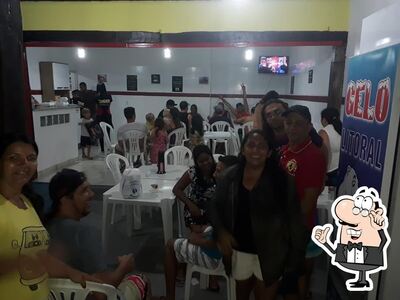 Sente em uma das mesas no Thacafe Lanches