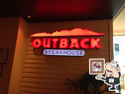 Sente em uma das mesas no Outback Steakhouse - Shopping Pátio Savassi