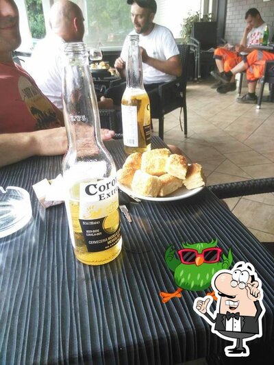 Installez-vous à l'une des tables de Caffe Bar Semafor