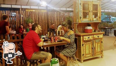 Sente em uma das mesas no Ô BAHEA