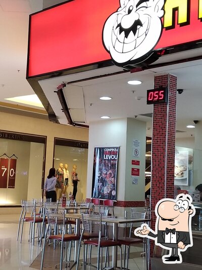 Sente em uma das mesas no Habib's Taguatinga Shopping