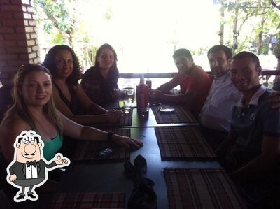 Sente em uma das mesas no Recanto do Peixe