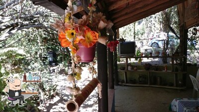 Sente em uma das mesas no Petisqueira Rapa De Angú