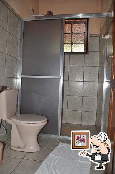 Sente em uma das mesas no Abaré Pousada