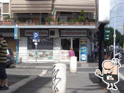 Puoi goderti l'aria fresca da seduto all'esterno di Pomodoretto