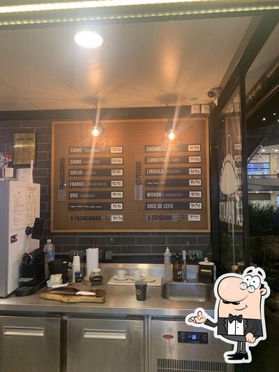 Sente em uma das mesas no Empanadas Barra Garden La Panata