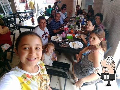 Sente em uma das mesas no Restaurante Prato Cheio