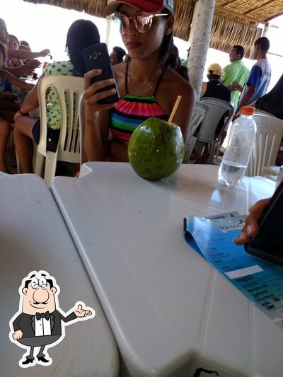 Sente em uma das mesas no Barraca AP