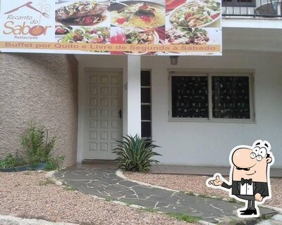 Sente em uma das mesas no Recanto do Sabor