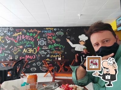 Sente em uma das mesas no Comidas da meury