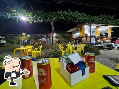 Sente em uma das mesas no Gil Lanches