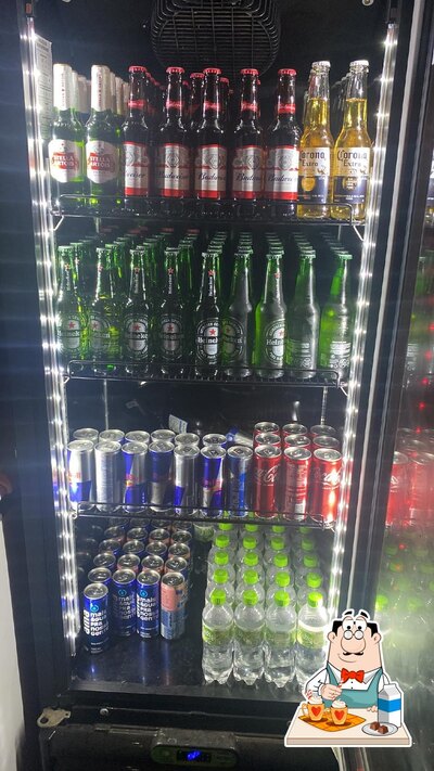 Desfrute de um drinque no Tazz Bar