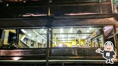 Sente em uma das mesas no Padaria Restaurante e Pizzaria Villa Marítima