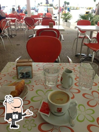 Siediti a un tavolo di Zenith Pizza