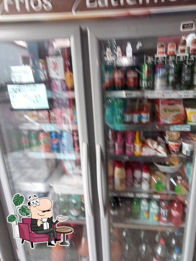 Sente em uma das mesas no Padaria e Mercearia Norte