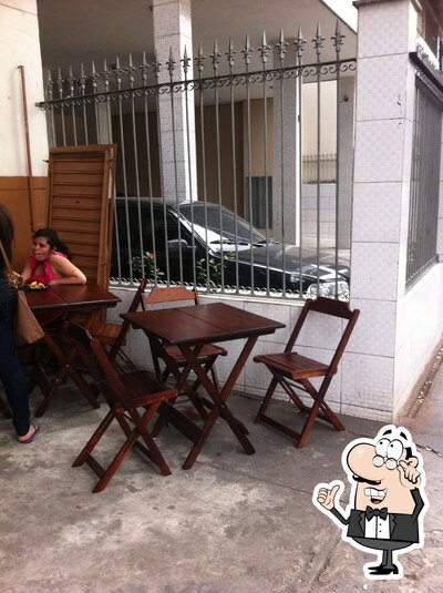 Sente em uma das mesas no Bar do Francisco