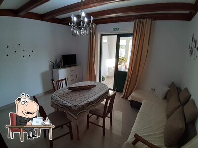 Installez-vous à l'une des tables de Apartments Raffaello